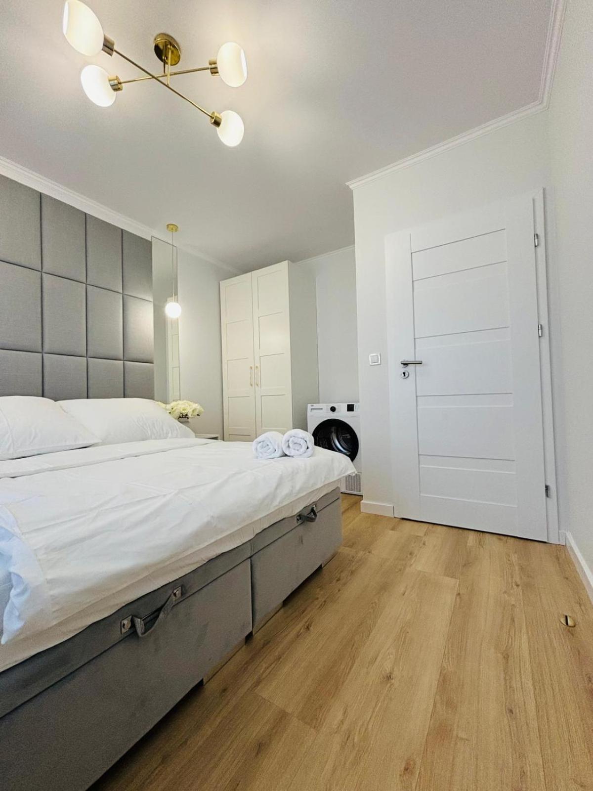 3 Bedrooms Premium Bella White For 8 Guests With Ac And Underground Parking Rzeszow Exterior photo