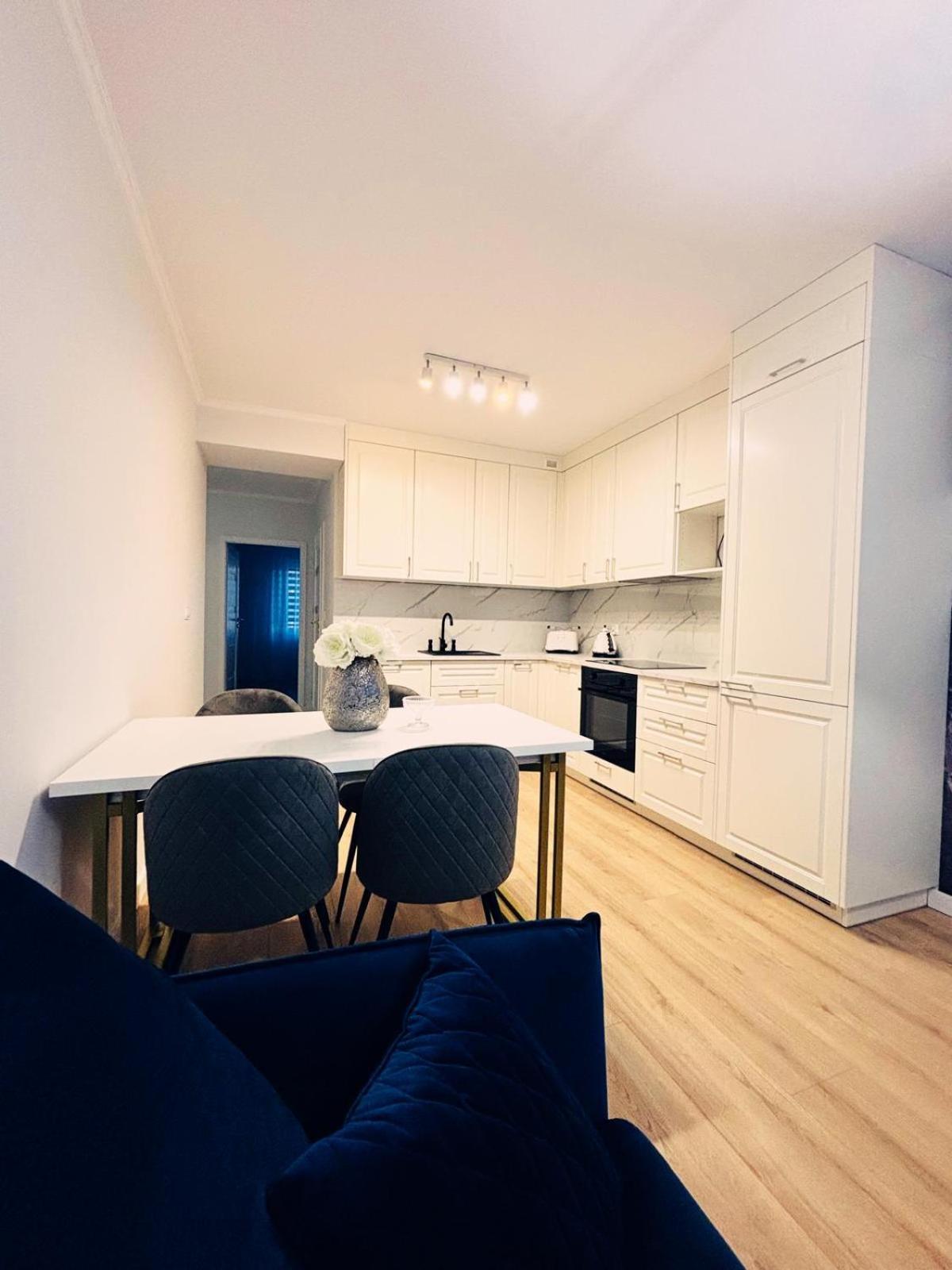 3 Bedrooms Premium Bella White For 8 Guests With Ac And Underground Parking Rzeszow Exterior photo
