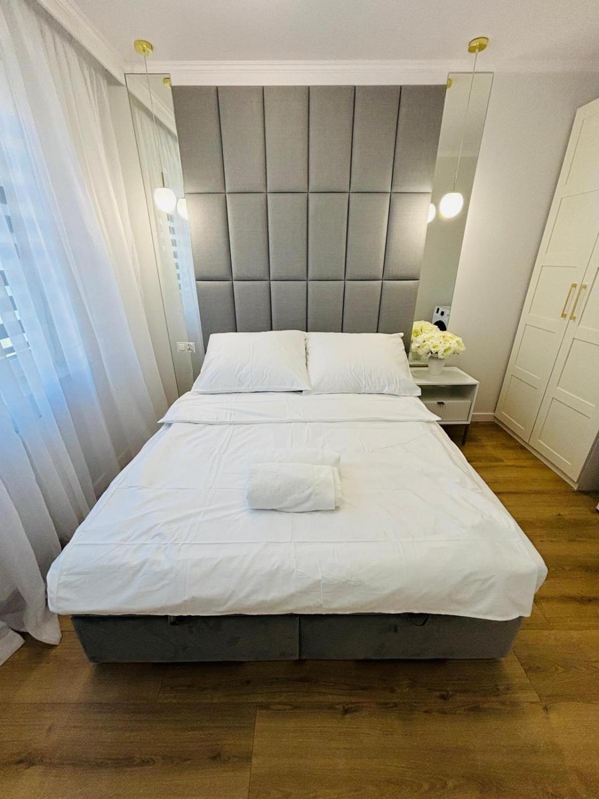 3 Bedrooms Premium Bella White For 8 Guests With Ac And Underground Parking Rzeszow Exterior photo
