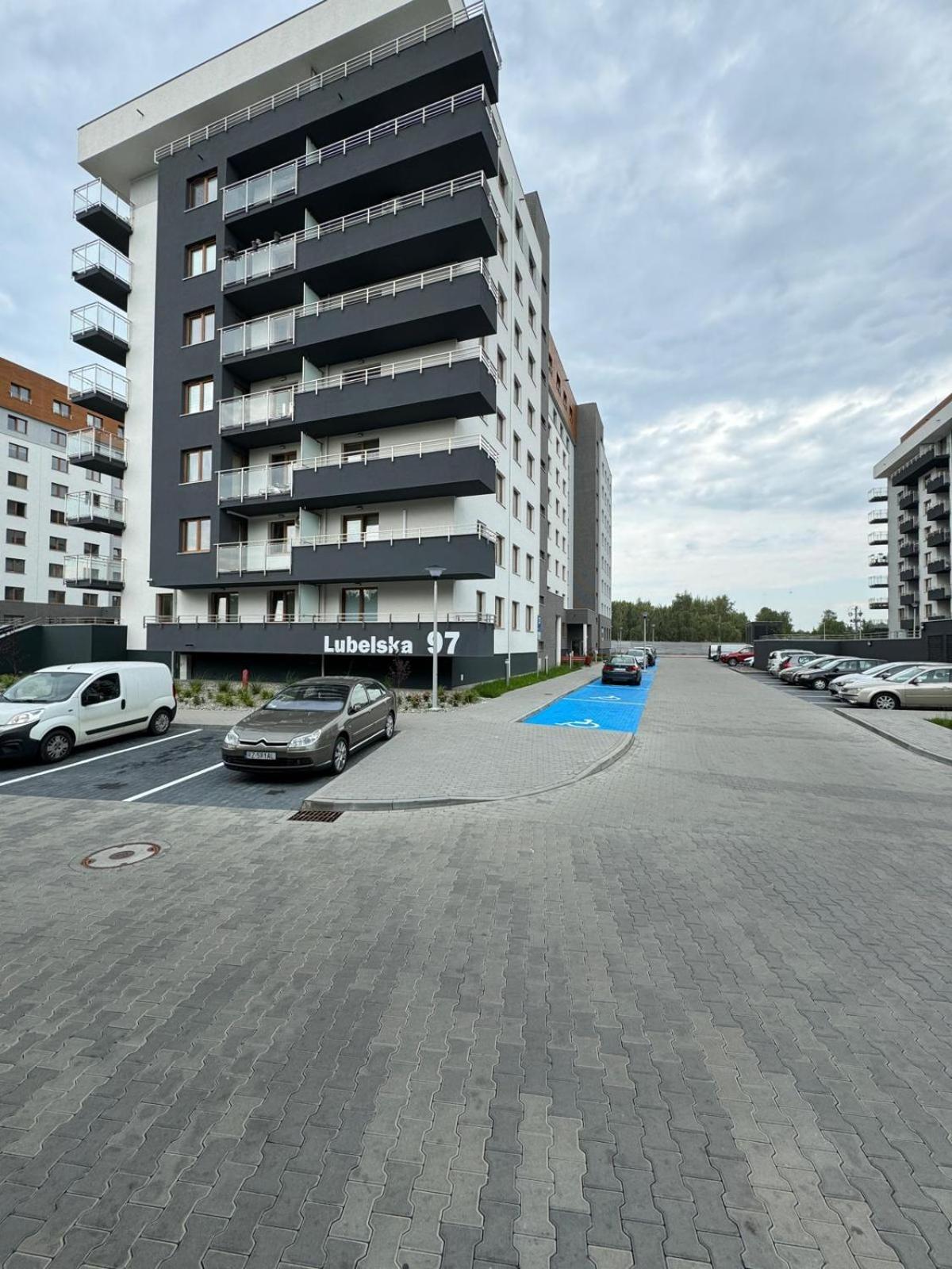3 Bedrooms Premium Bella White For 8 Guests With Ac And Underground Parking Rzeszow Exterior photo